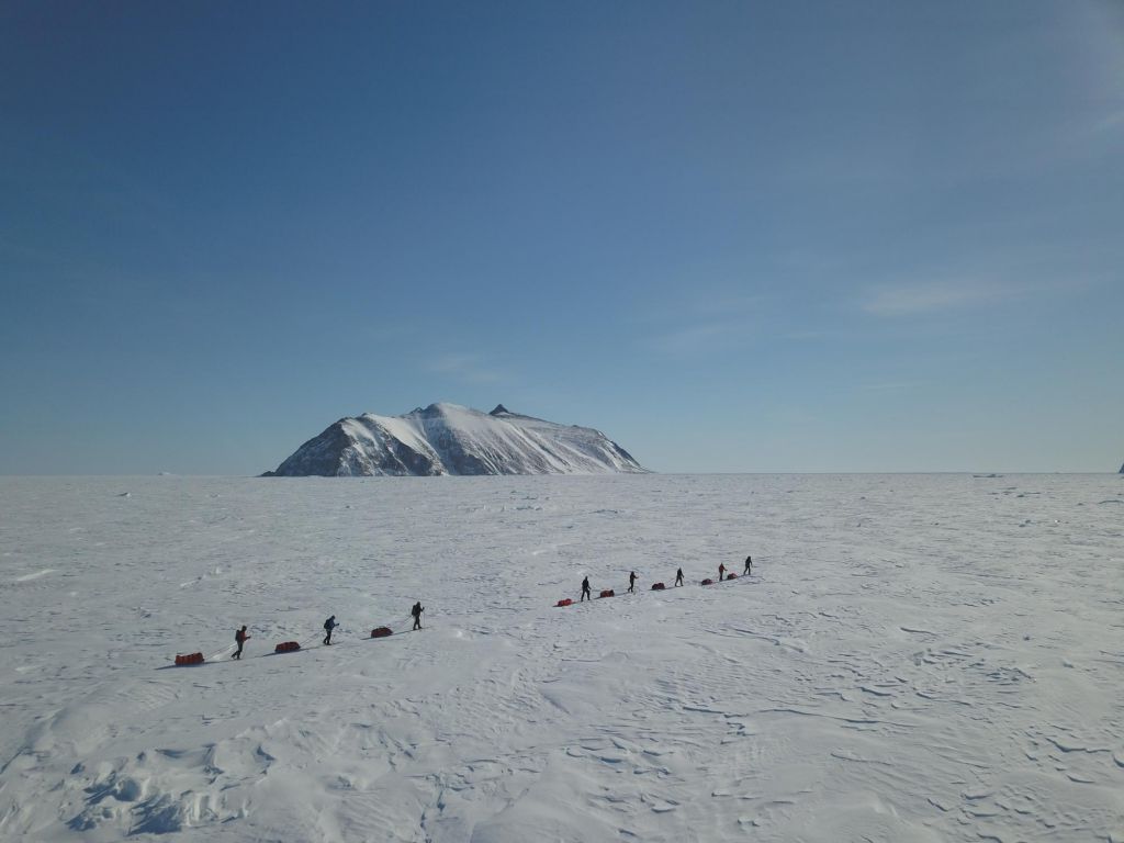 Skieurs sur la banquise vu depuis le ciel