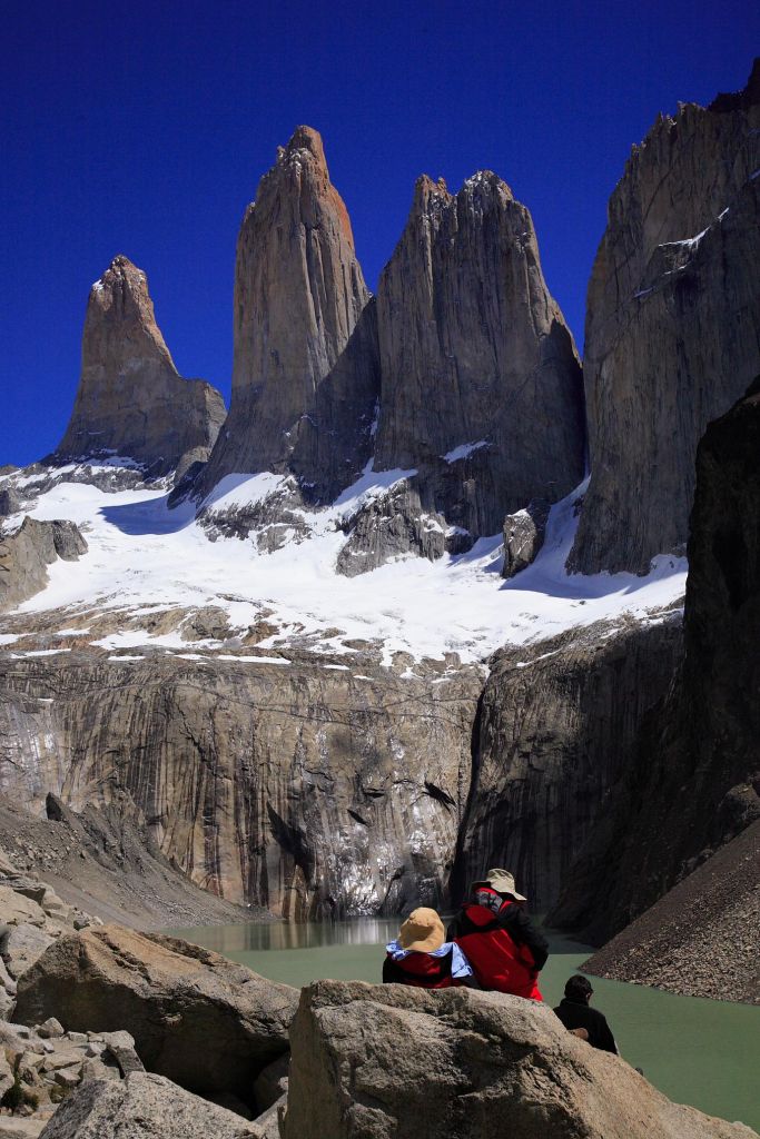 randonneur devant Torres del Paine