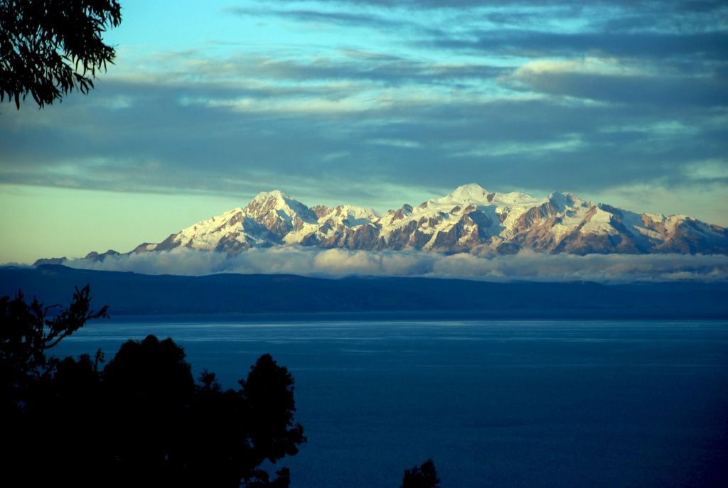 Le Lac Titicaca et derrière, la Cordillère Royale que vous allez traverser.