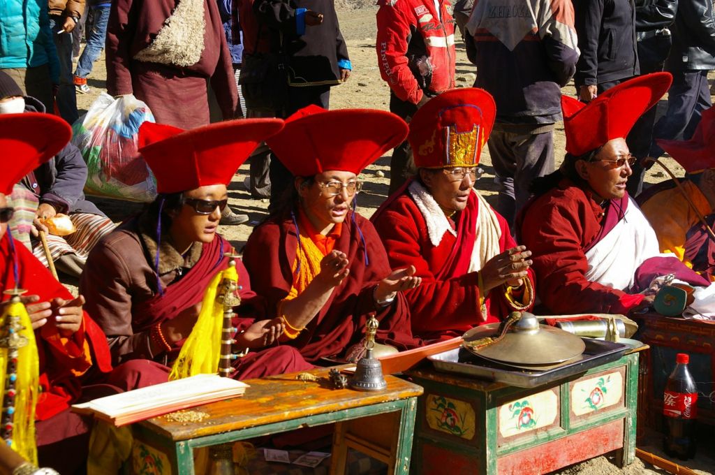 aux hommes de prière en tenue traditionnelle