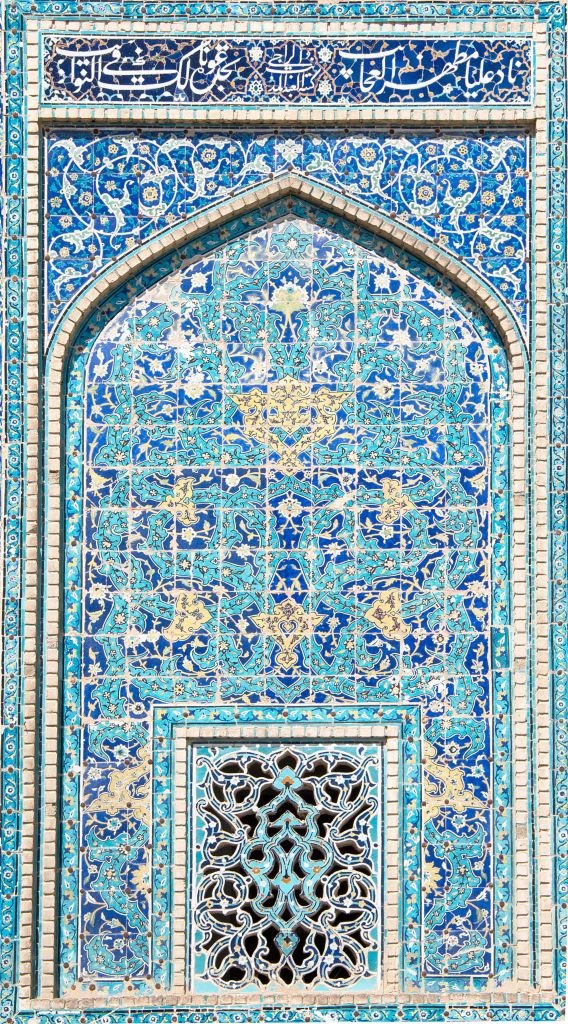 porte décorée de petites mosaïques bleues