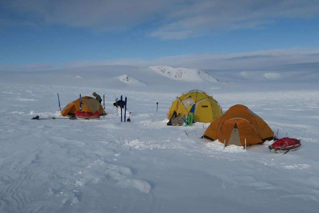 Camp de tentes sur la neige