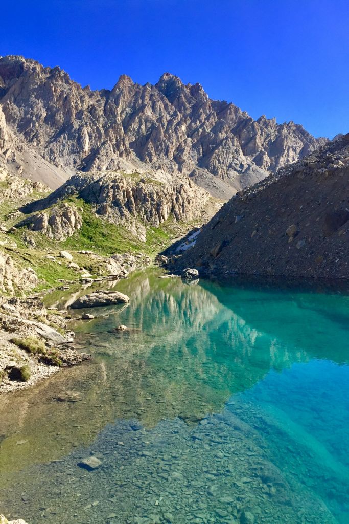 Lac sauvage lors d'une randonnée photographique en Haute Ubaye