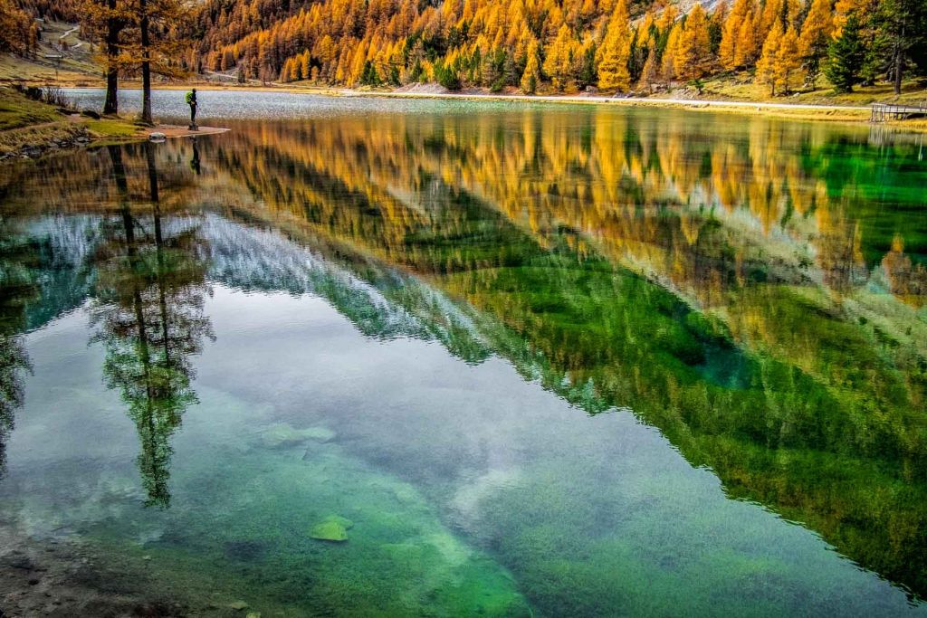 Lac de montagne et mélèzes dans le Mercatour à l'automne