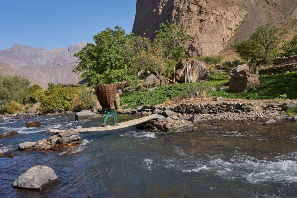 Pamiri dans la vallée de Jizev