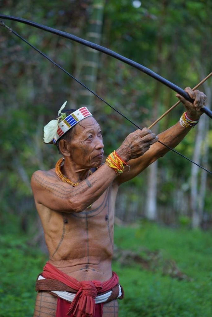 homme Mentawai tirant à l'arc