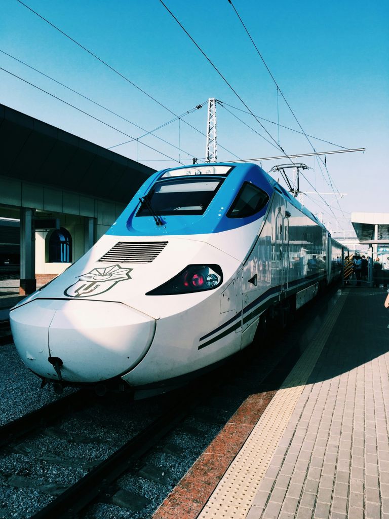 L'Afrosiab,  le train à grande vitesse ouzbek entre Tachkent,  Samarcande, et Boukhara