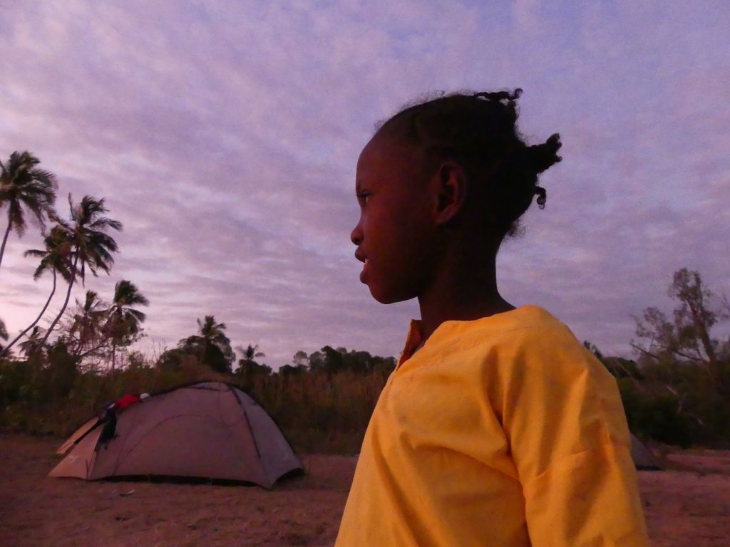 jeune fille sakalava venant à notre rencontre Nord Madagascar